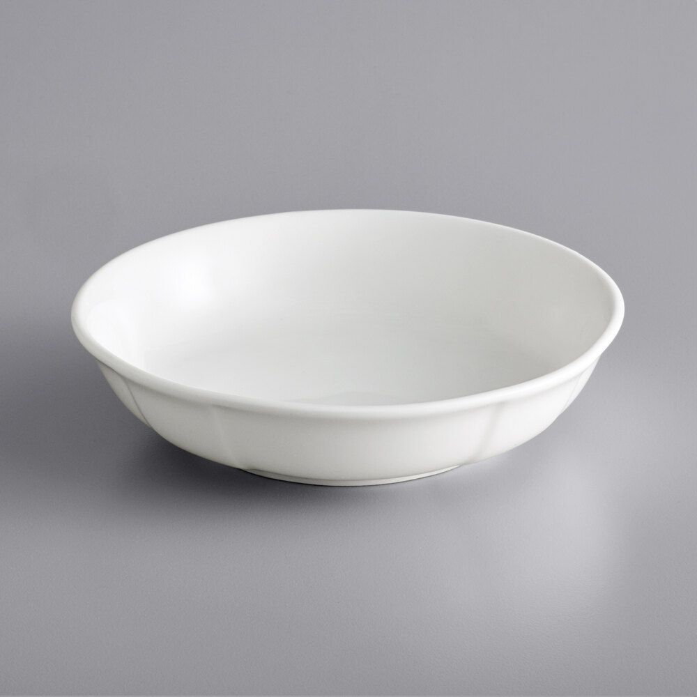Acopa Condesa 5.5 oz. Pearl White Scalloped Porcelain Fruit Dish - Sample